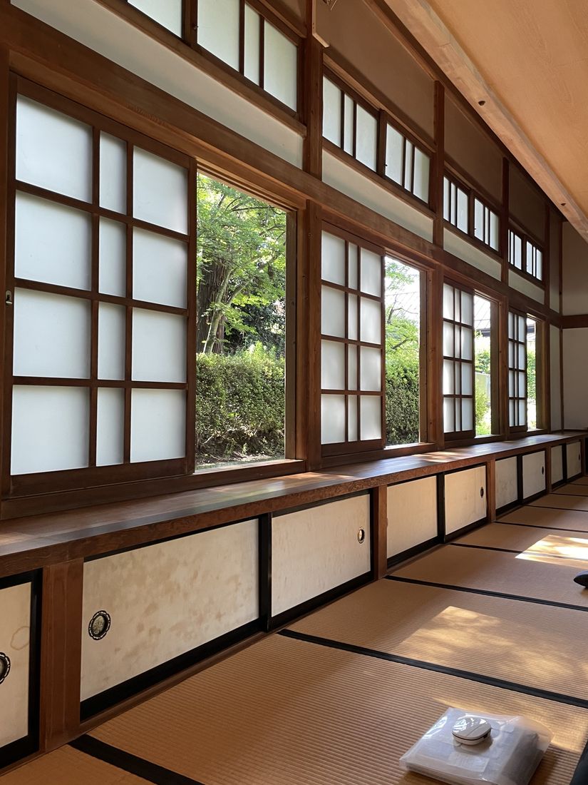 Ruhiger japanischer Tatami-Raum als atmosphärischer Eindruck