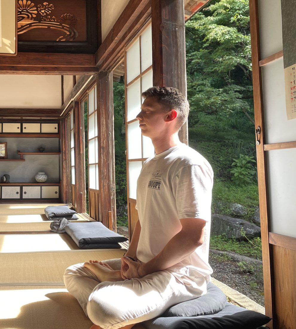Beim Zazen in einem japanischen Tempel